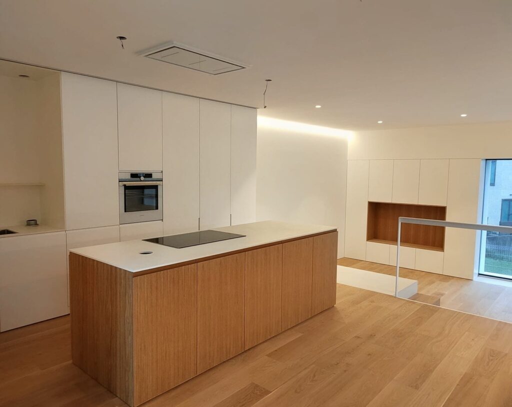 Cocina Lacada Combinada Con Roble Barnizado Natural 1024x815